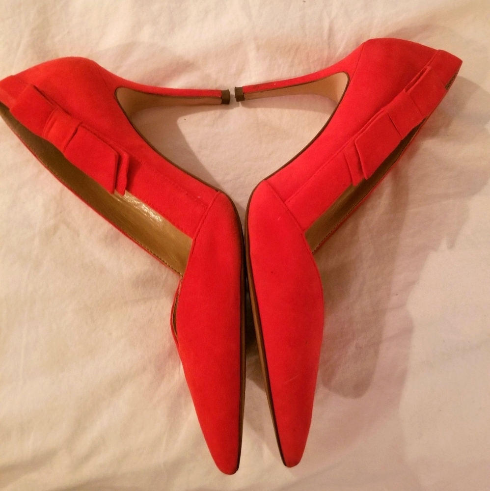 ANN TAYLOR Kayla SUEDE Side Bow Pumps, Red